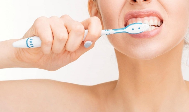 Đánh răng không đúng cách khiến răng miệng không được làm sạch và gây ra tác động xấu